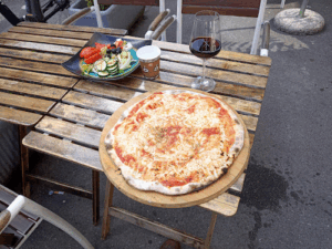 Der Firmenname ist Felice Pizza